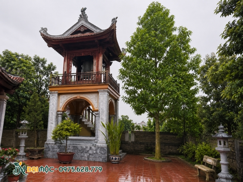 Cây ngọc lan cổ thụ được đặt sát Lầu Chuông