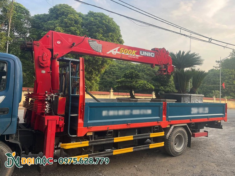 Sử dụng xe cẩu tự hành để vận chuyển, giao cây tận nơi cho khách